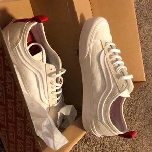 Vans women’s sz 6 never worn Decon SF new in box